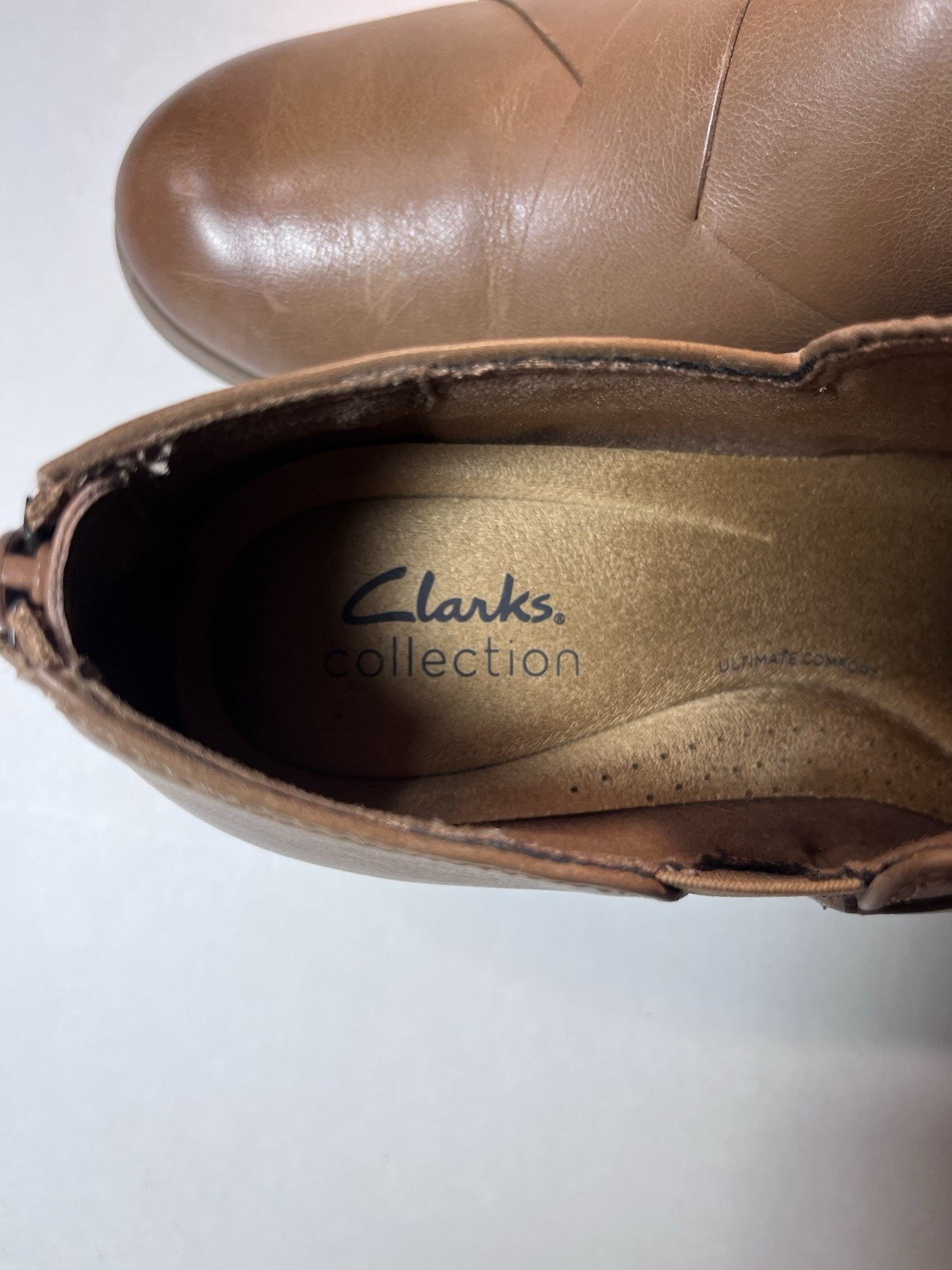 Clarks Charlten Gema ankle bootie with dark sand/beige leather upper size 9