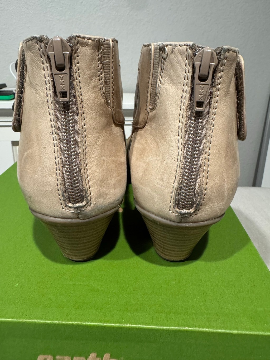 Women’s Earth Vicki Ankle Booties Size 10 Light Pecan Soft Leather Adjustable