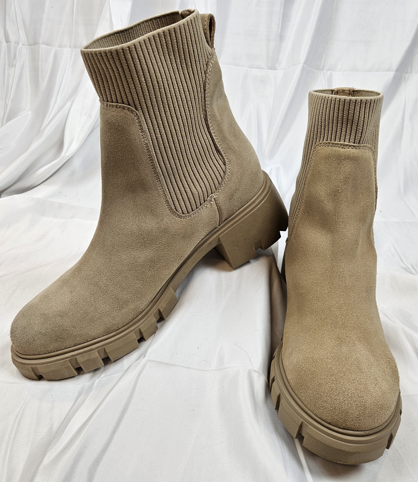 Steve Madden Hayle Womens Sz 10 Sand Suede Chelsea Ankle Boot Lug Sole Sock Top